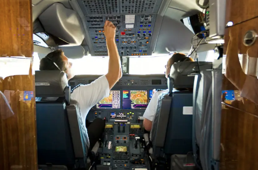 two pilots in cockpit - compensation key to attracting, retaining bizav talent